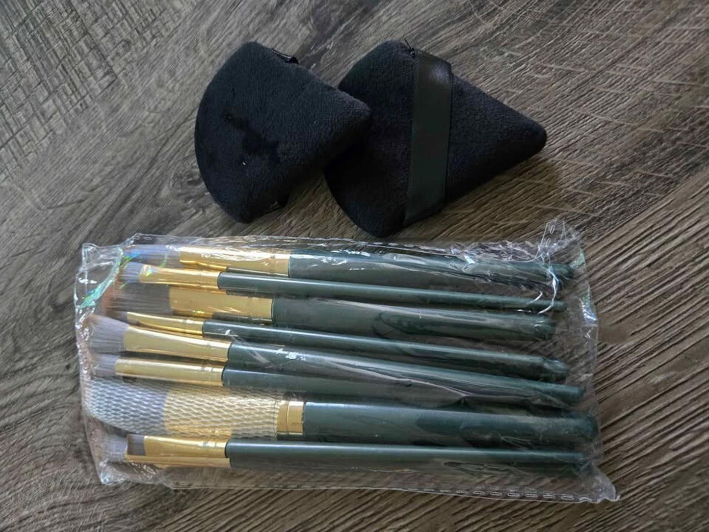 14-Piece Professional Makeup Brush Set with Green Handles and Ultra-Soft Silver