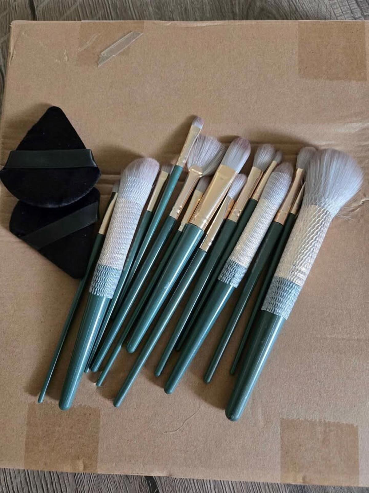 14-Piece Professional Makeup Brush Set with Green Handles and Ultra-Soft Silver